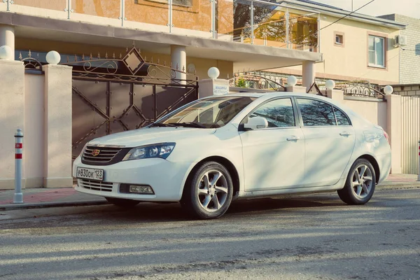 Nuevo auto chino Geely Emgrand estacionado en la ciudad rusa Sochi . — Foto de Stock