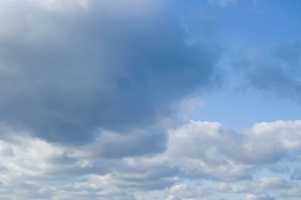 Céu azul bonito e nuvens. — Fotografia de Stock