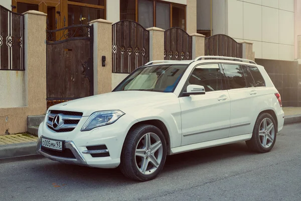Mercedes-Benz novo estacionado perto da casa na rua da cidade de Sochi . — Fotografia de Stock