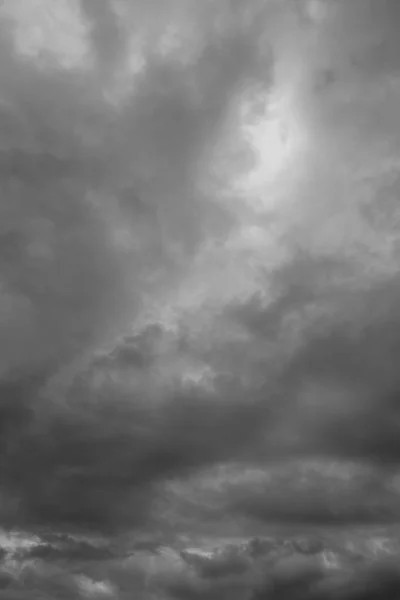 Υψηλή συννεφιασμένος ουρανός νεφελώδης. — Φωτογραφία Αρχείου