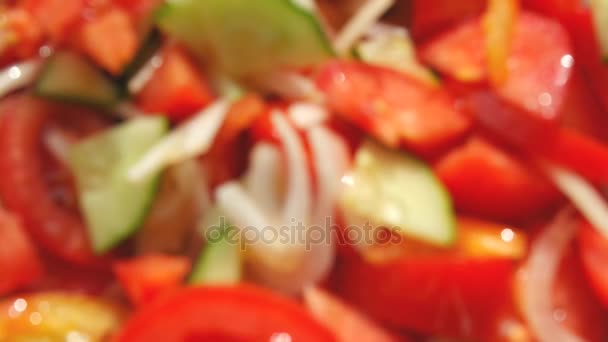Schönen frischen Salat Nahaufnahme fokussiert. — Stockvideo