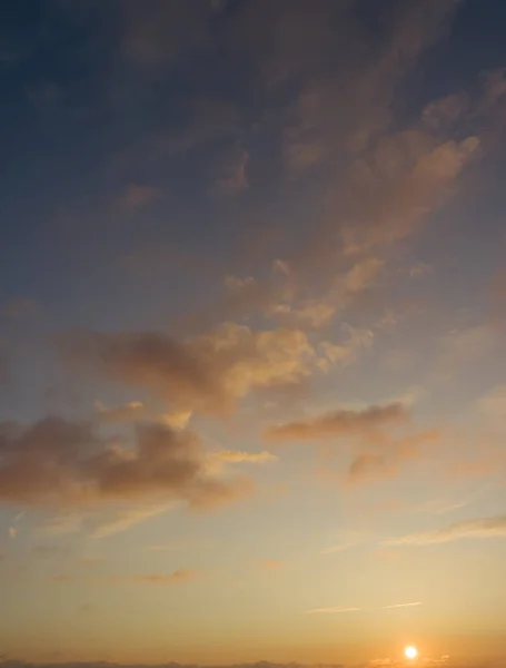 Okyanus üzerinde güzel dramatik gökyüzü görkemli günbatımı. — Stok fotoğraf