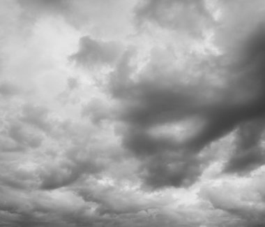 Gri gökyüzü bulutlu. 