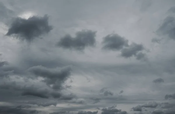 Gri dramatik gökyüzü bulutlu. — Stok fotoğraf