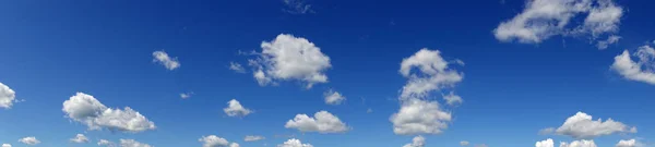 Schöner Panoramahimmel mit weißen Wolken. — Stockfoto