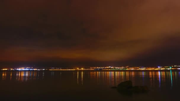 Gece şehir ve deniz Timelapse. — Stok video