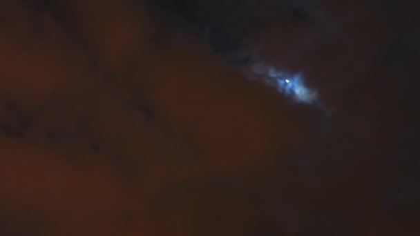 Bewölkter Himmel in der Nacht, Mond über der Stadt. — Stockvideo