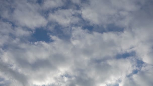 Nuages gris volants en temps réel contre ciel bleu . — Video