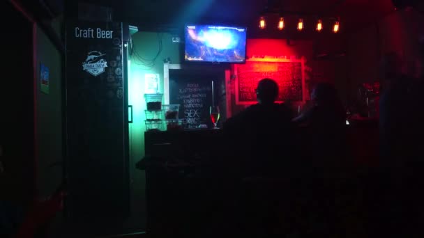 Mensen in bar spelen in computer spel en drinken bier. Gamers team playng videospelletjes, multiplayer. — Stockvideo