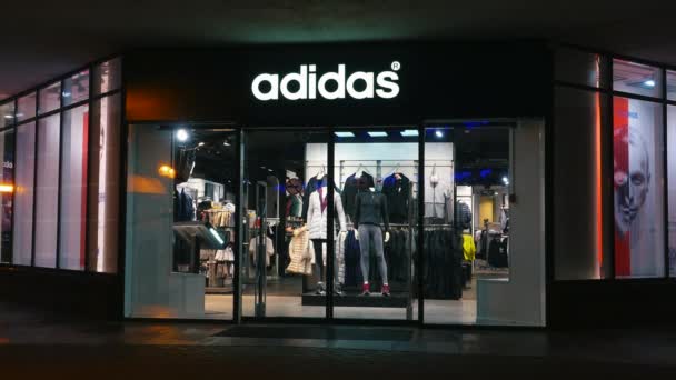 Adidas bewaren bij nacht in de stad, timelapse. — Stockvideo