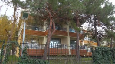 Güzel peyzaj ve ağaçlar bu modern ülke ev surround.