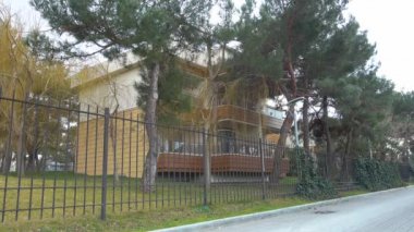 Güzel peyzaj ve ağaçlar modern ülke ev surround.