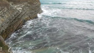 Büyük okyanus dalgaları ve sahil.