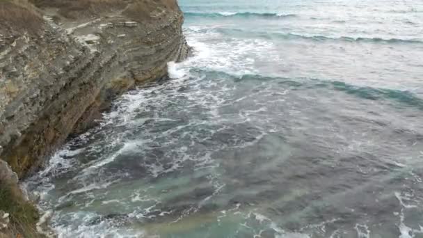 Büyük okyanus dalgaları ve sahil. — Stok video