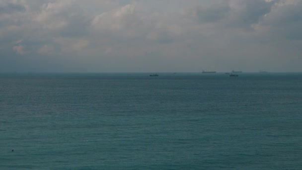 Vista al mar, barcos en la distancia . — Vídeo de stock