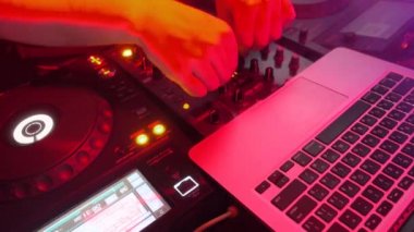 Müzik çalma, ses karıştırma dj.