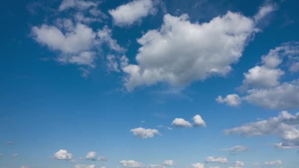 Lindas nuvens voando no céu azul, timelapse . — Vídeo de Stock