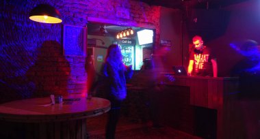 Renkli ışıkla aydınlatılmış modern gece kulübünde DJ çalış.