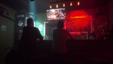 Bar insanlar bilgisayar oyunu oynamak.