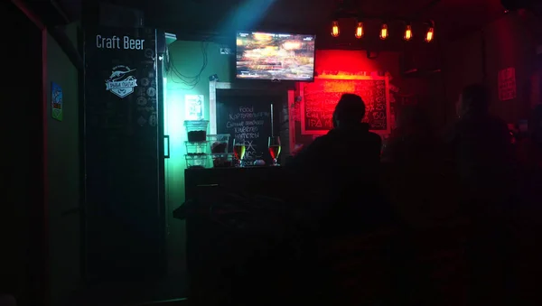 Lidé v baru hrají počítačovou hru a pijí pivo. Lidé v baru p — Stock fotografie