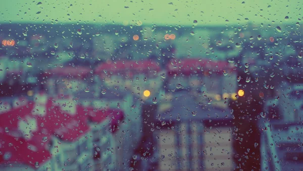 Vue sur la ville, fenêtre et gouttes de pluie . — Photo