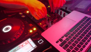 Dj müzik karıştırma sesleri, eller ve mikser çekim oynuyor. 