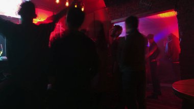 Futbol taraftarları barda.