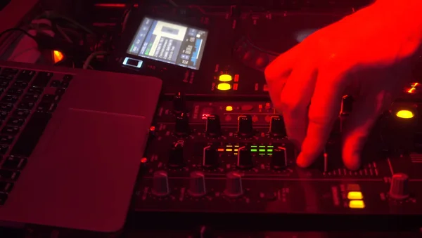 DJ tocando música mezclando sonidos, mano de cerca . — Foto de Stock