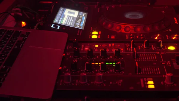 Primer plano del mezclador de DJ. Equipamiento especial para tocar música en discoteca . — Foto de Stock