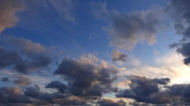 Güzel bir akşam gökyüzü Timelapse. Yüksek kaliteli 4k, kuş değil