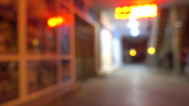 Stadsgata med butiker på natten. Ingen. — Stockvideo