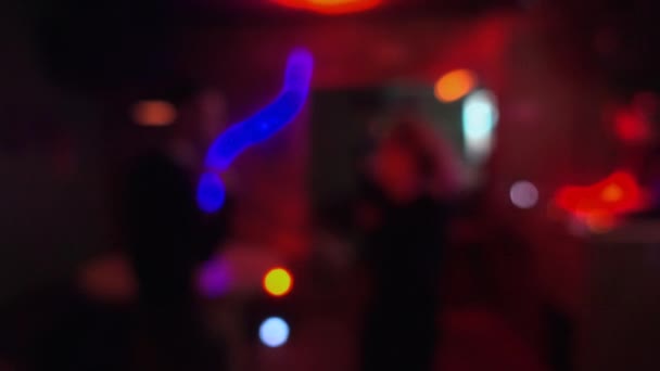 La gente baila en el club. Efectos de luz en club nocturno moderno — Vídeos de Stock