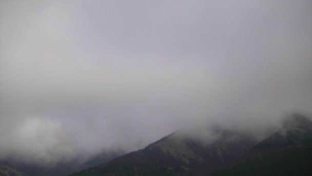 Тімелапсе. Хмари оточують кавказькі гори — стокове відео