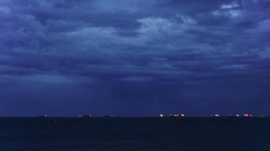 Timelapse. Gece okyanus ve fırtına bulutları, gemi uzaktan