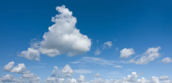 Céu bonito com nuvens brancas. — Fotografia de Stock