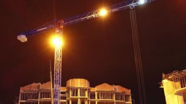 Gece kule vinç, inşaat alanında. Timelapse.