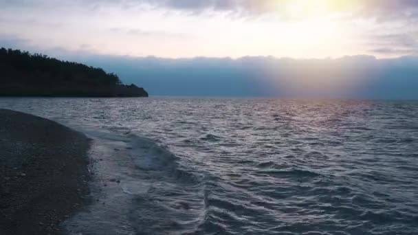 Moře, pobřeží a nebe na krásný večer. — Stock video