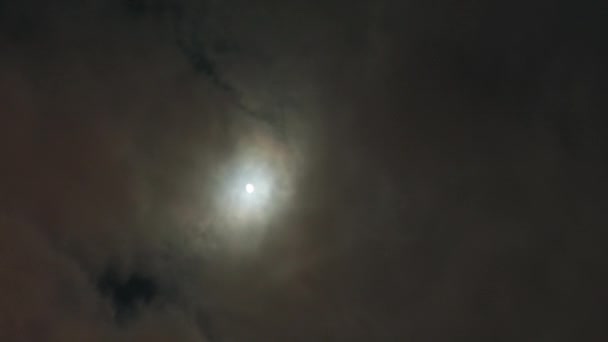Volle maan en wolken in de nachtelijke hemel. Timelapse. — Stockvideo