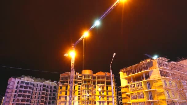 Grúas torre de trabajo en el sitio de construcción por la noche. Cronograma . — Vídeos de Stock