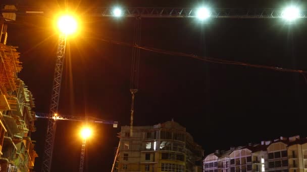Timelapse. Gru a torre di lavoro in cantiere . — Video Stock