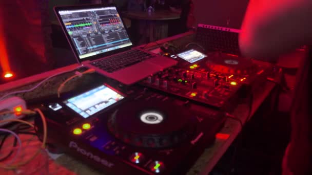 Миксер и ноутбук, DJ играет музыку, микширует звук . — стоковое видео