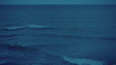 Gece deniz, fırtına su dalgaları.