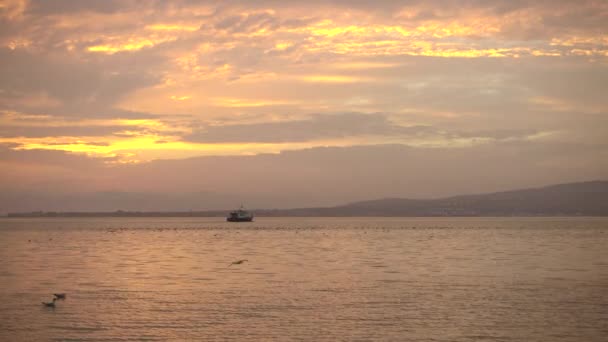 Hermoso lago y barco blanco flota lejos en la distancia . — Vídeos de Stock