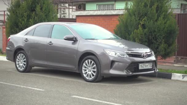 Novo Toyota Camry estacionado perto da casa, subúrbios . — Vídeo de Stock