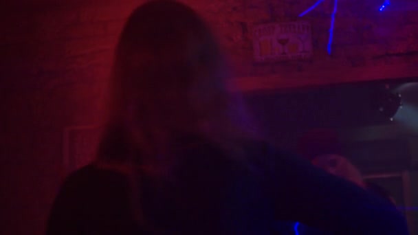 Två kvinna dans i nattklubb — Stockvideo