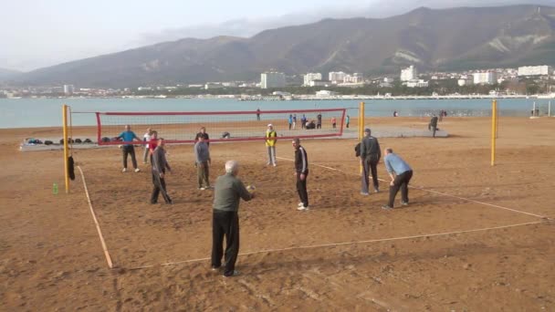 Alimentación de bola en cámara lenta, voleibol en la playa — Vídeo de stock