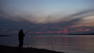 Balıkçı güzel akşam saatlerinde balık yakalamak.
