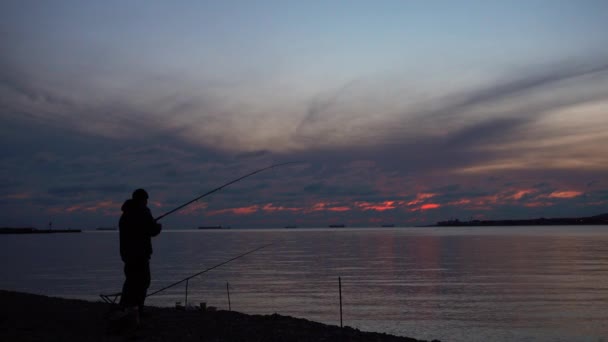 Pescador pegar peixe na bela noite . — Vídeo de Stock