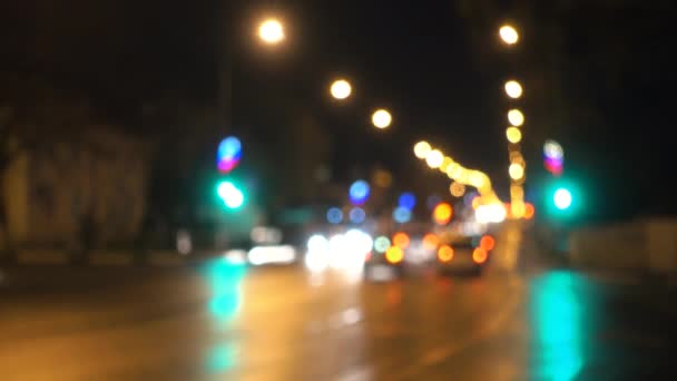 Вогні нічної міської дороги. Автомобілі та світлофори . — стокове відео