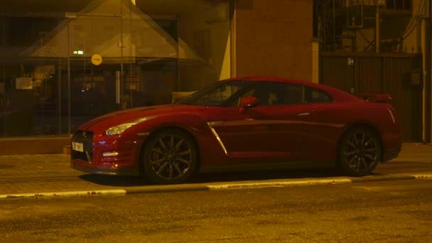 Timelapse. Sport auto Nissan Gtr in de stad straat. Autos en verkeerslichten. — Stockvideo